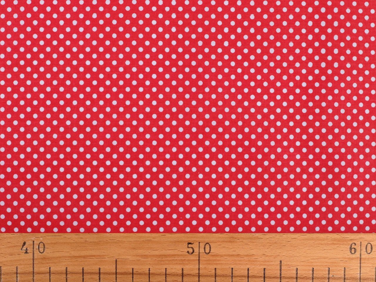 100% Kokvilnas audums - baltas pumpiņas uz sarkana fona (3 mm) 115 g/m²