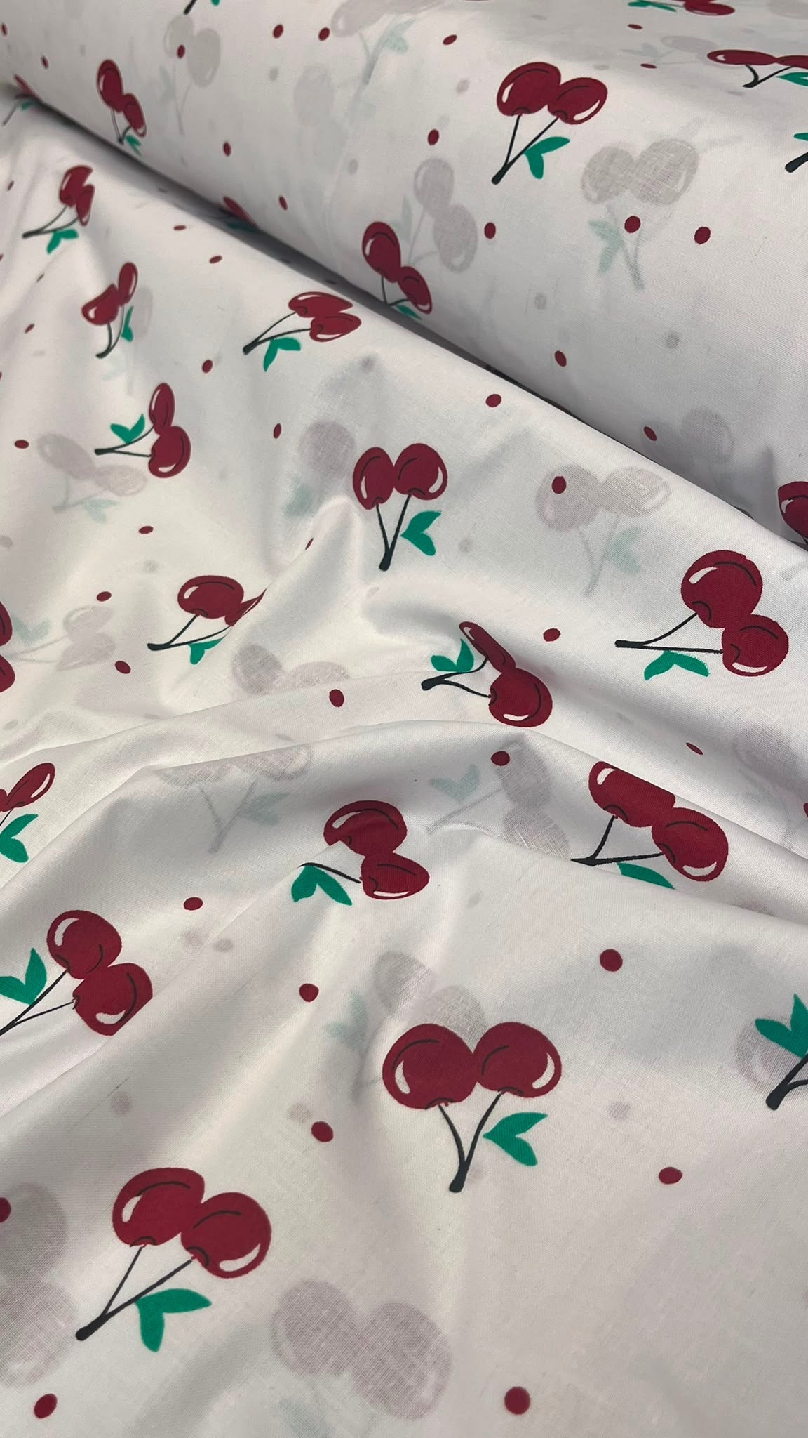Tissu en coton 100 % aux cerises – disponible en ligne chez Tissus de Charlotte