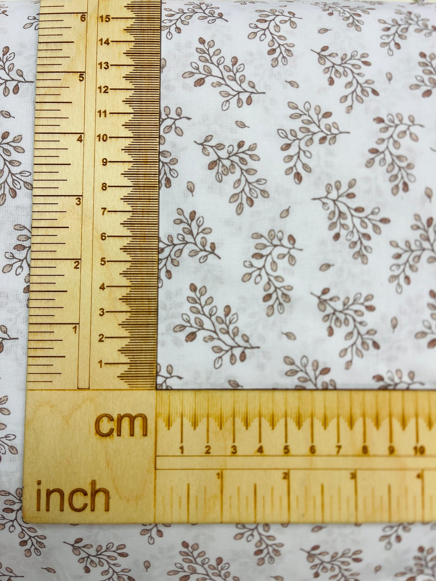 100% Kokvilnas audums - koka zariņi 125 g/m²