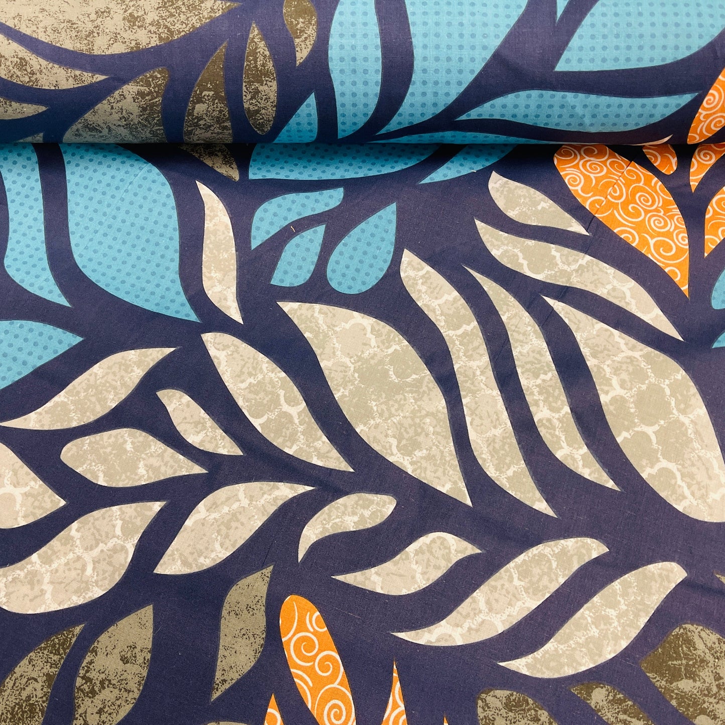 Tissu 100% coton - motif de feuilles coloré 125 g/m