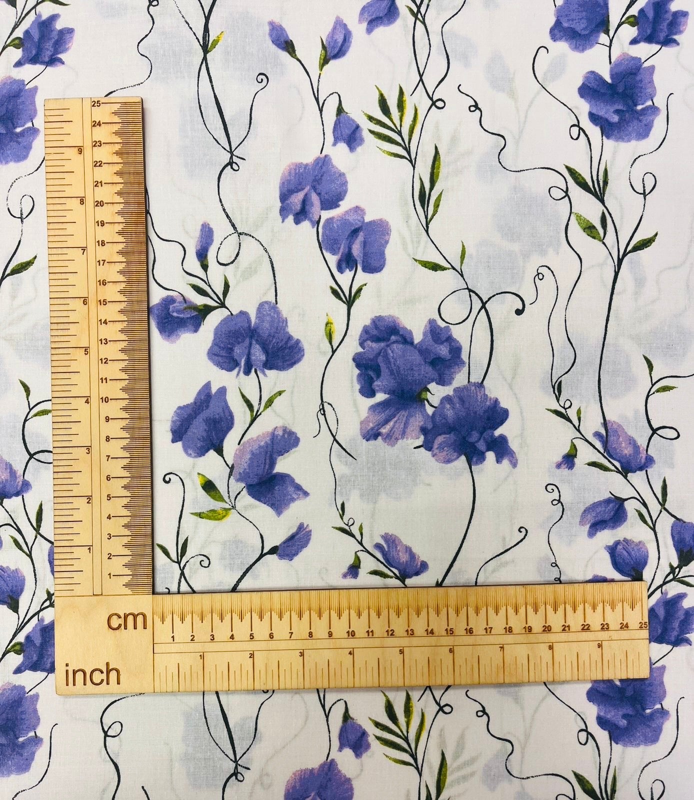 Image du tissu 100 % coton - motif pois fleuris 125 g/m² – disponible chez Šarlotes audumi
