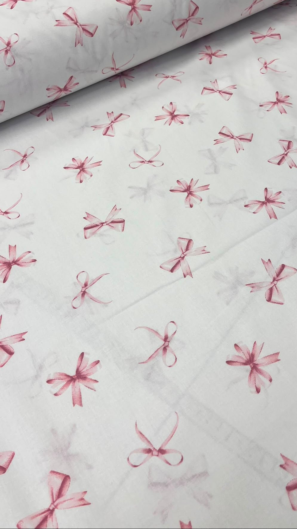 Image de tissu 100 % coton, nœuds roses – disponible en ligne chez Šarlotes audumi