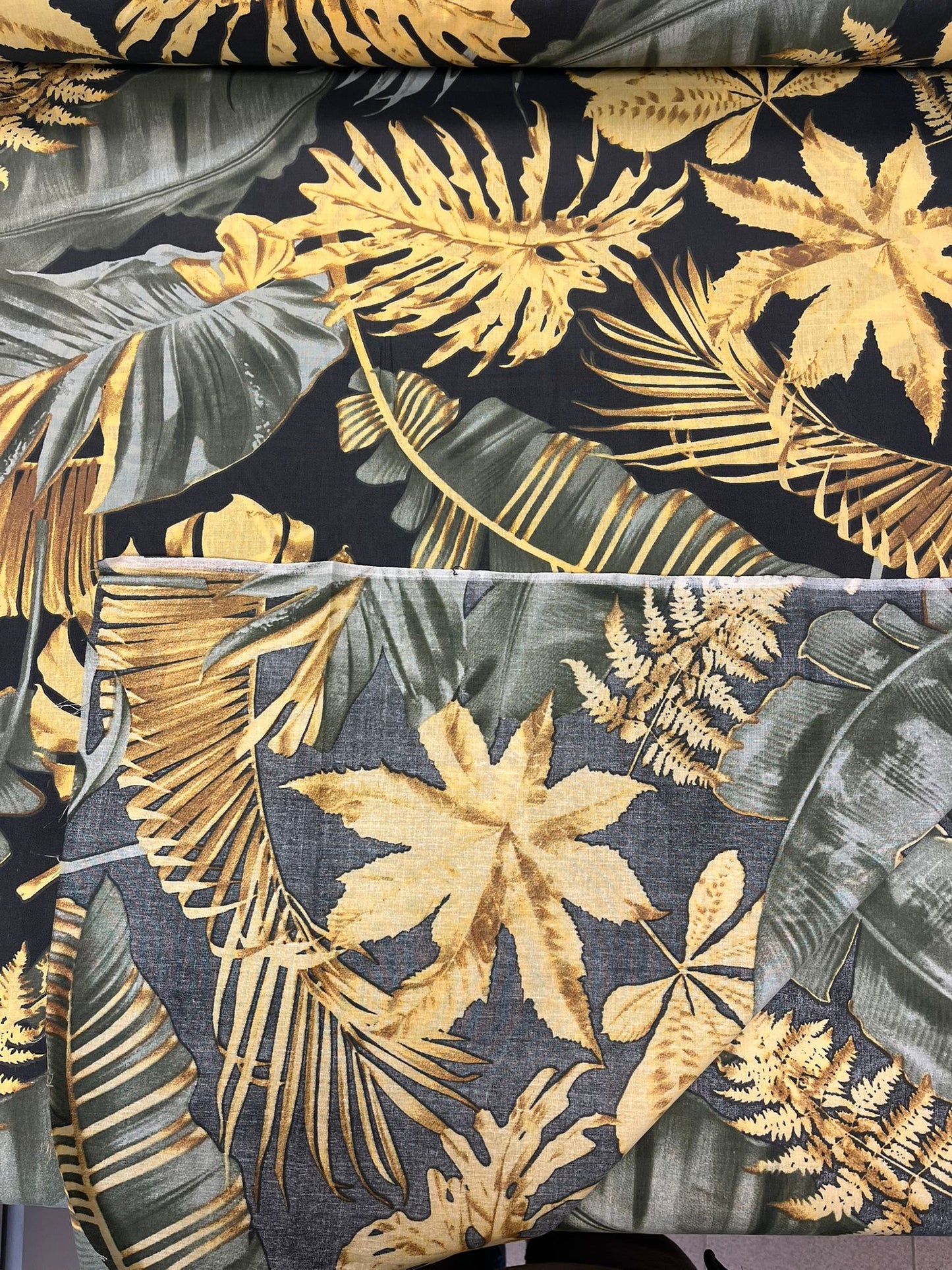 Attēls ar 100% Kokvilnas audums - tumšās lapas 125 g/m² – pieejams Šarlotes audumi