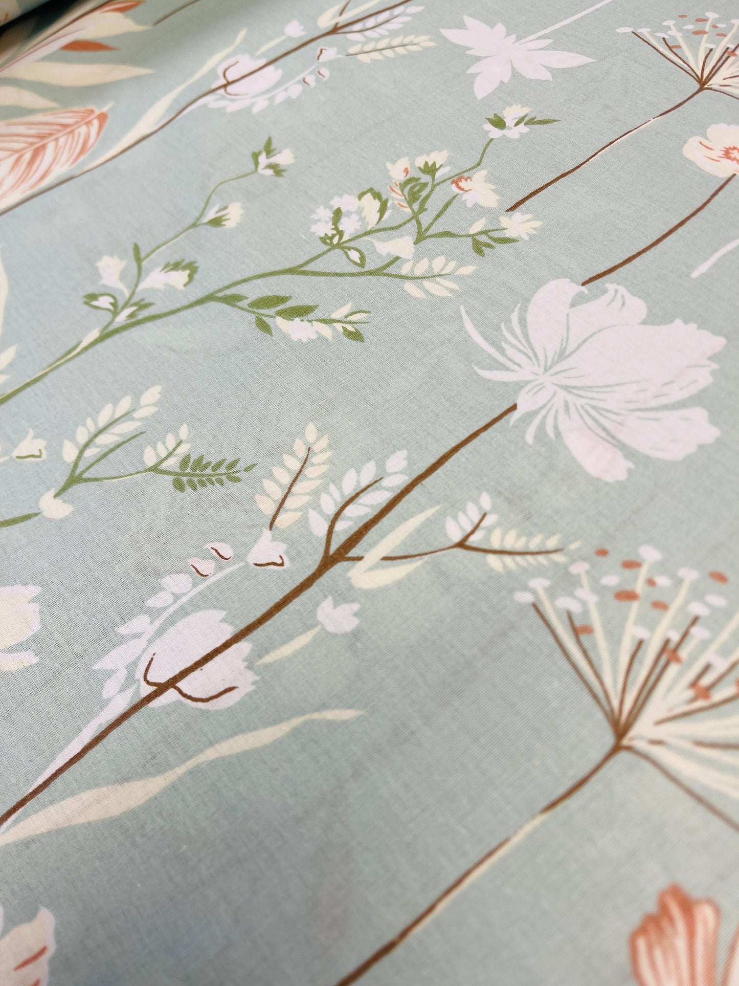 100% Cotton fabric - flowers on a soft peppermint background 220 cm 146 g/m²