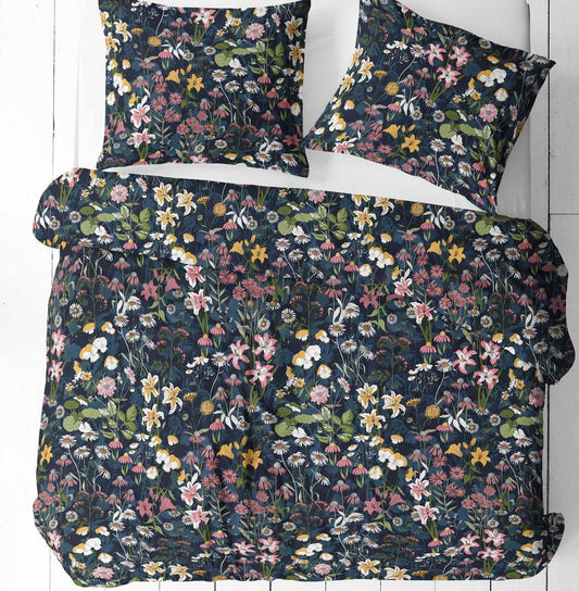Image en tissu 100 % coton à fleurs sur fond sombre – disponible en ligne chez Šarlotes audumi