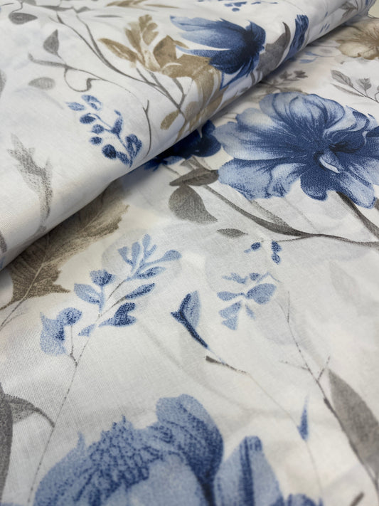 100% Cotton fabric - blue floral motif on a white background 125 g/m²