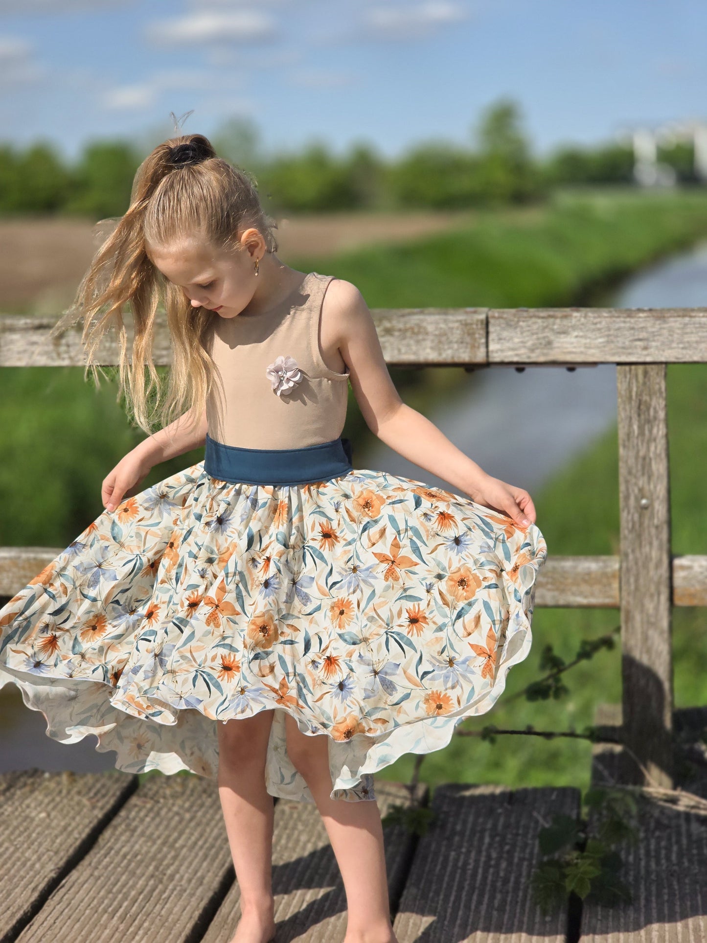 Bild mit 100 % Viskose-Stoff – blaues und orangefarbenes Blumenmuster, online erhältlich bei Šarlotes audumi