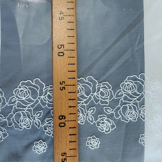 Embroidered lace on tulle, 25 cm – pearl white