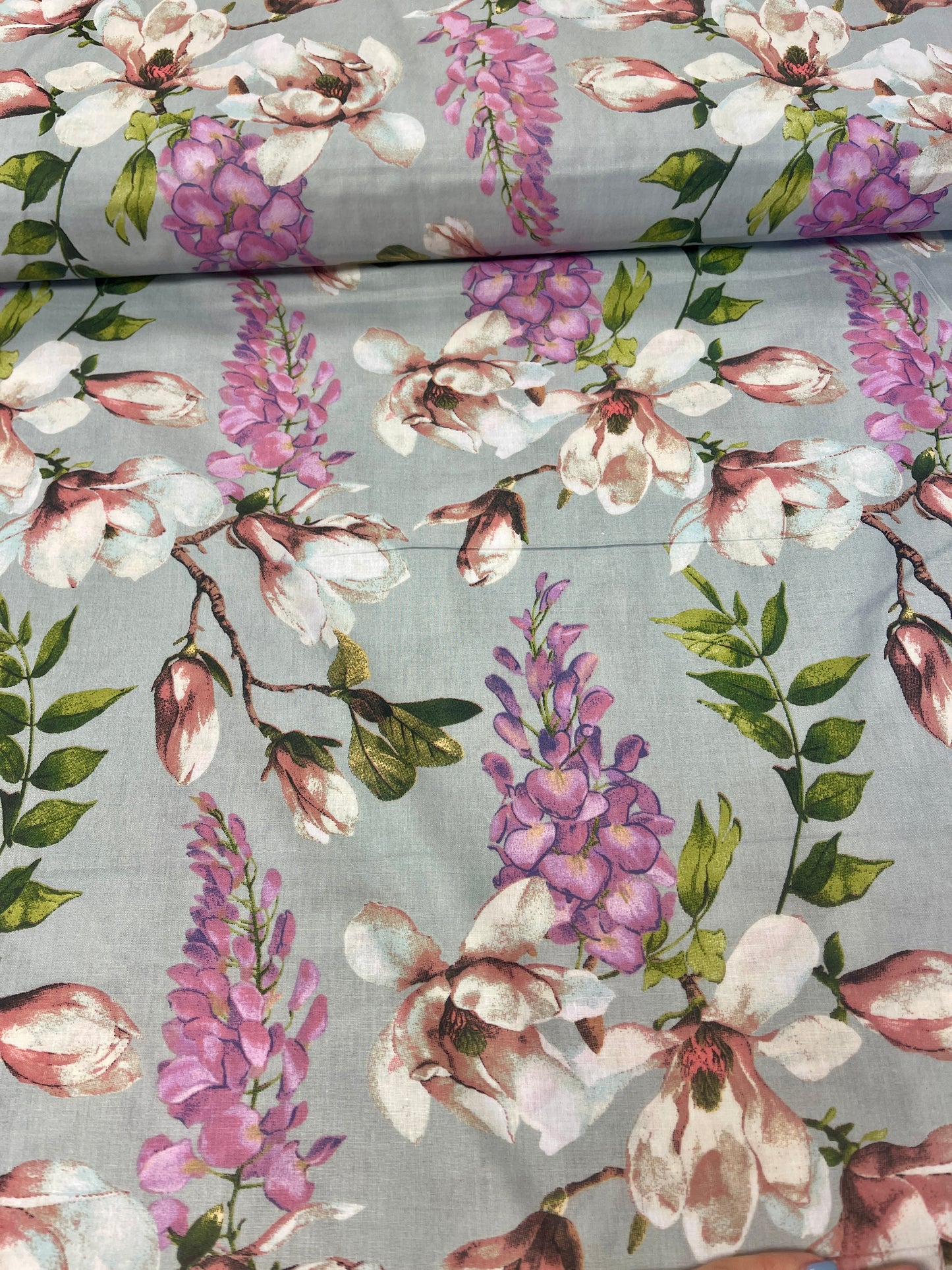 100% Kokvilnas audums-magnolijas uz pelēka