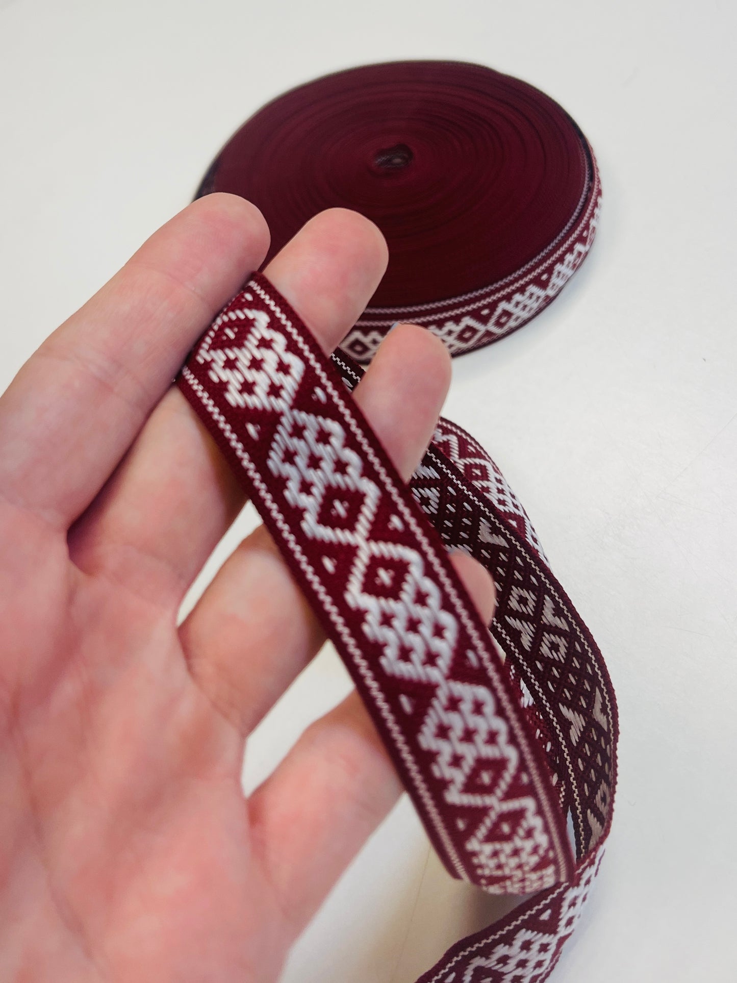 Tautiskā lente, josta 20mm-bordo ar baltu