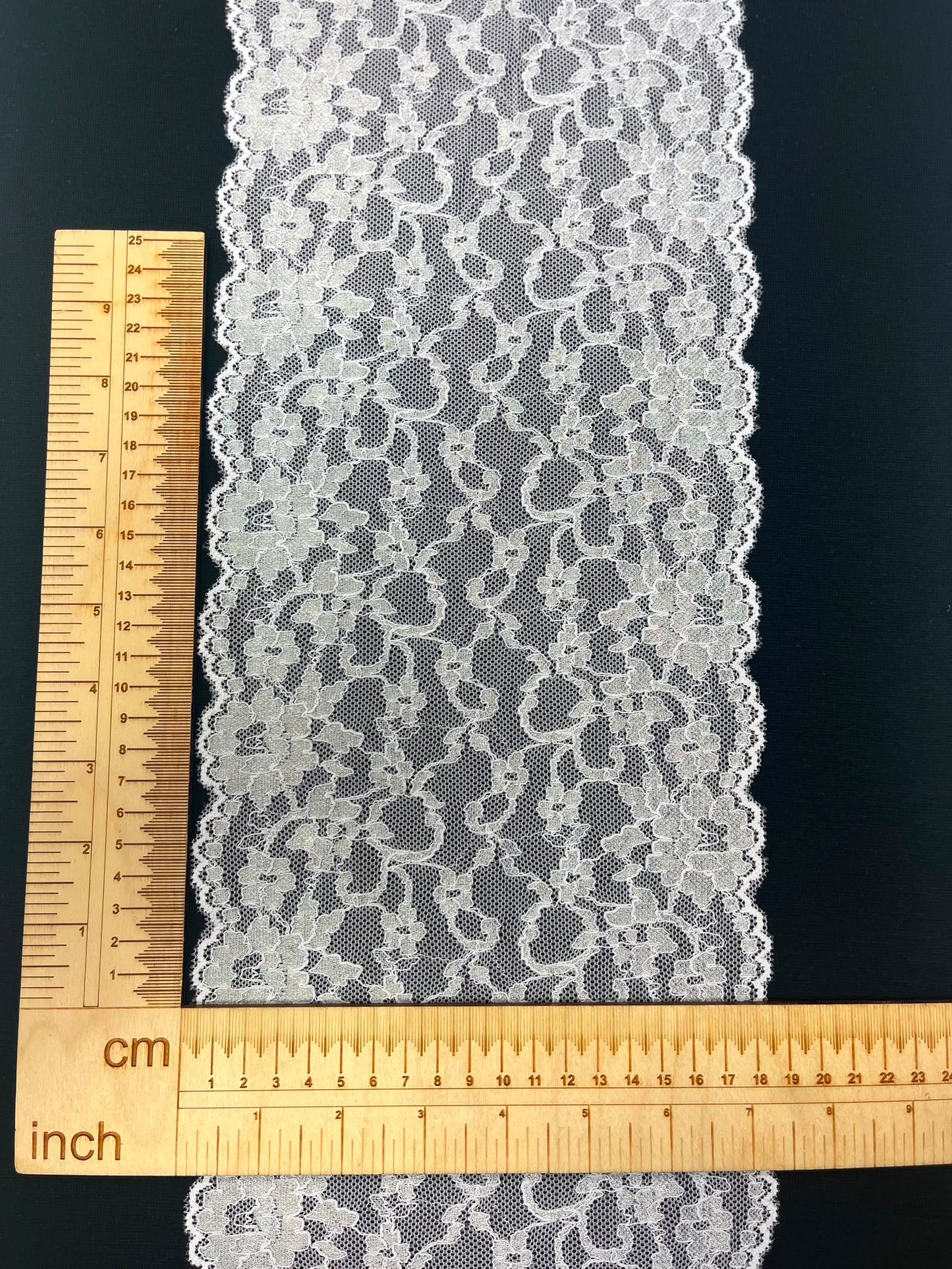Elastīga ziedu mežģīne 18 cm-balta ar sudrabu