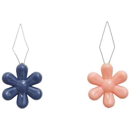 Image of a needle threader (threader) in the shape of a flower, Hobby Gift – available at Šarlotes audumi