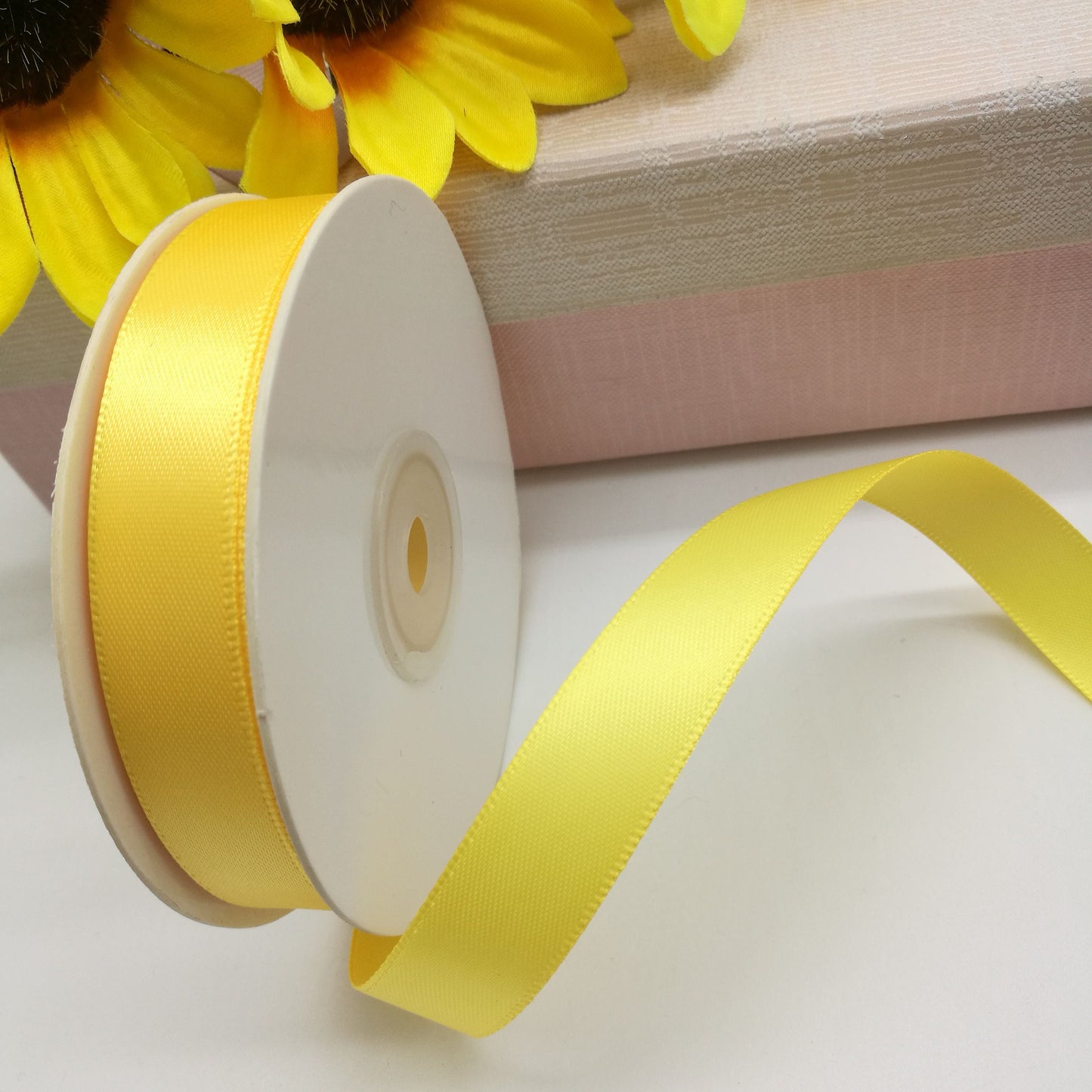 Ruban en satin jaune 32 mm (lot de 25 m)