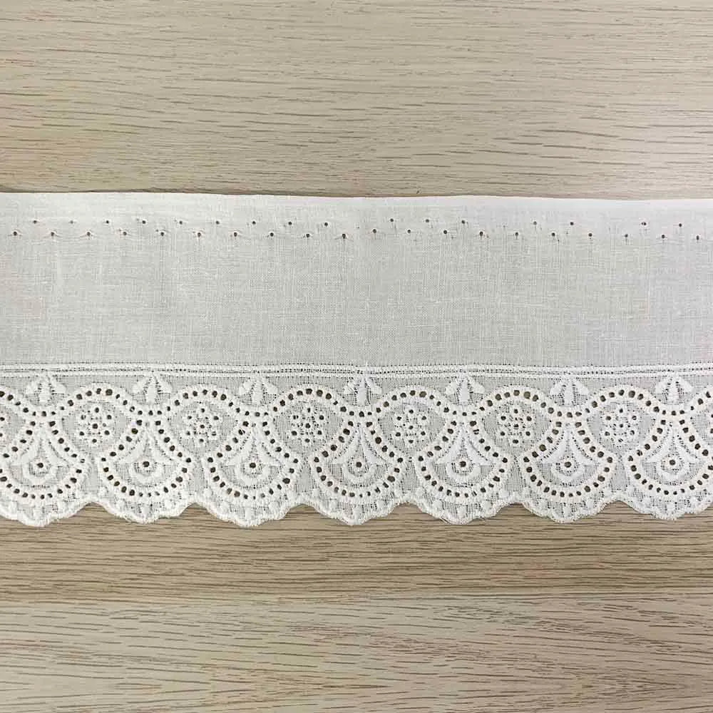 Image de ruban de dentelle blanche brodée avec aspect satiné – 40 mm – disponible en ligne chez Šarlotes audumi