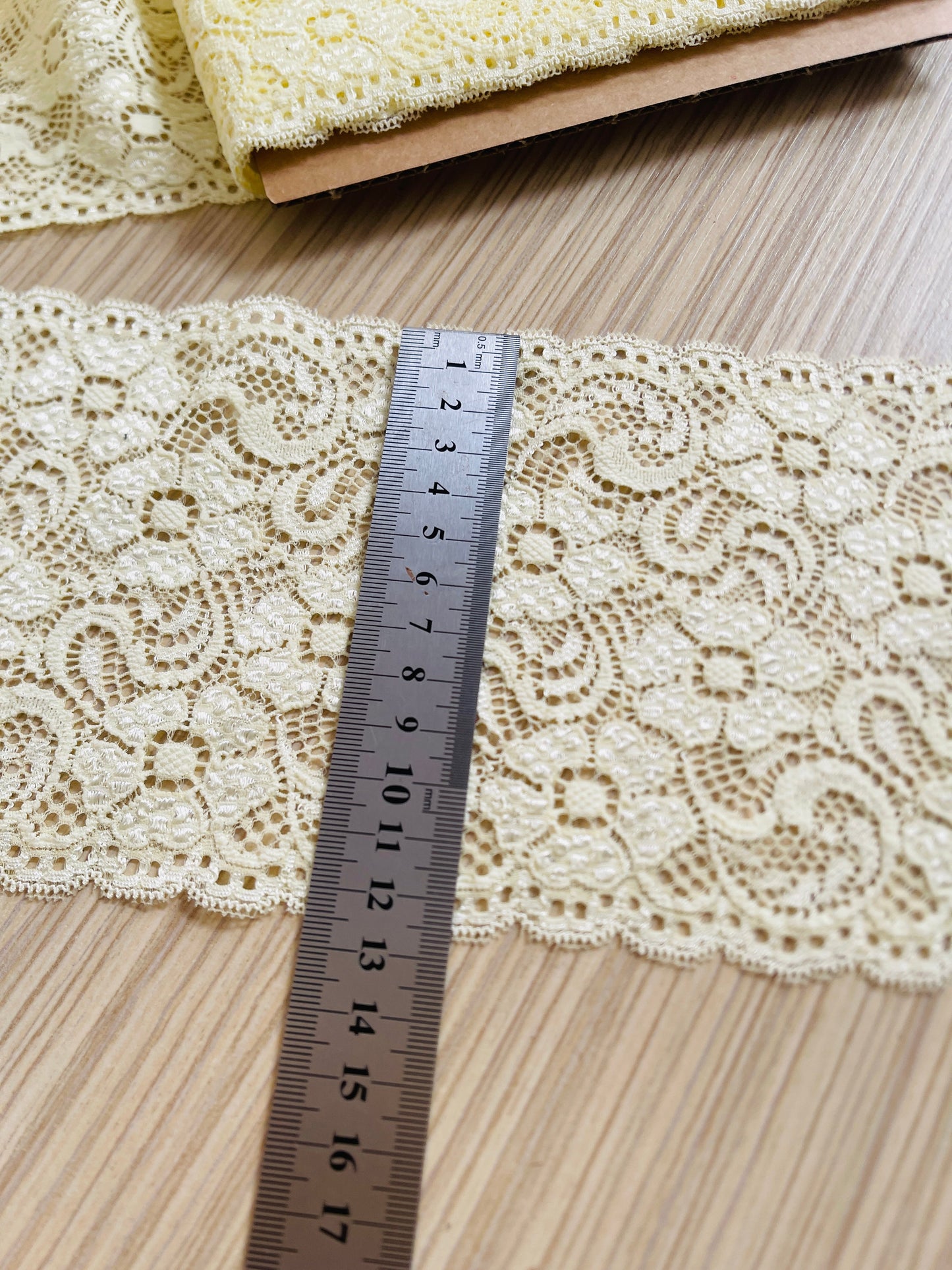 Image de dentelle élastique 13 cm - jaune – disponible chez Šarlotes audumi