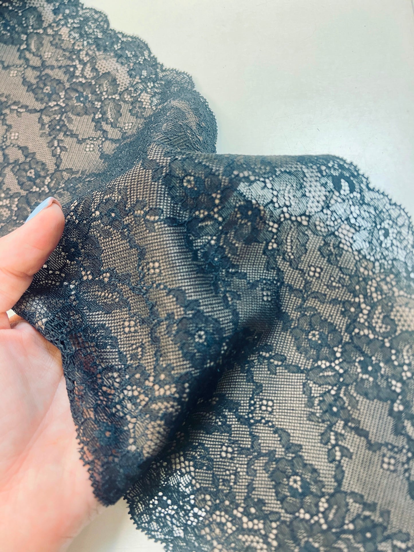 Image avec dentelle élastique 17 cm noire sur fond beige – disponible en ligne chez Šarlotes audumi