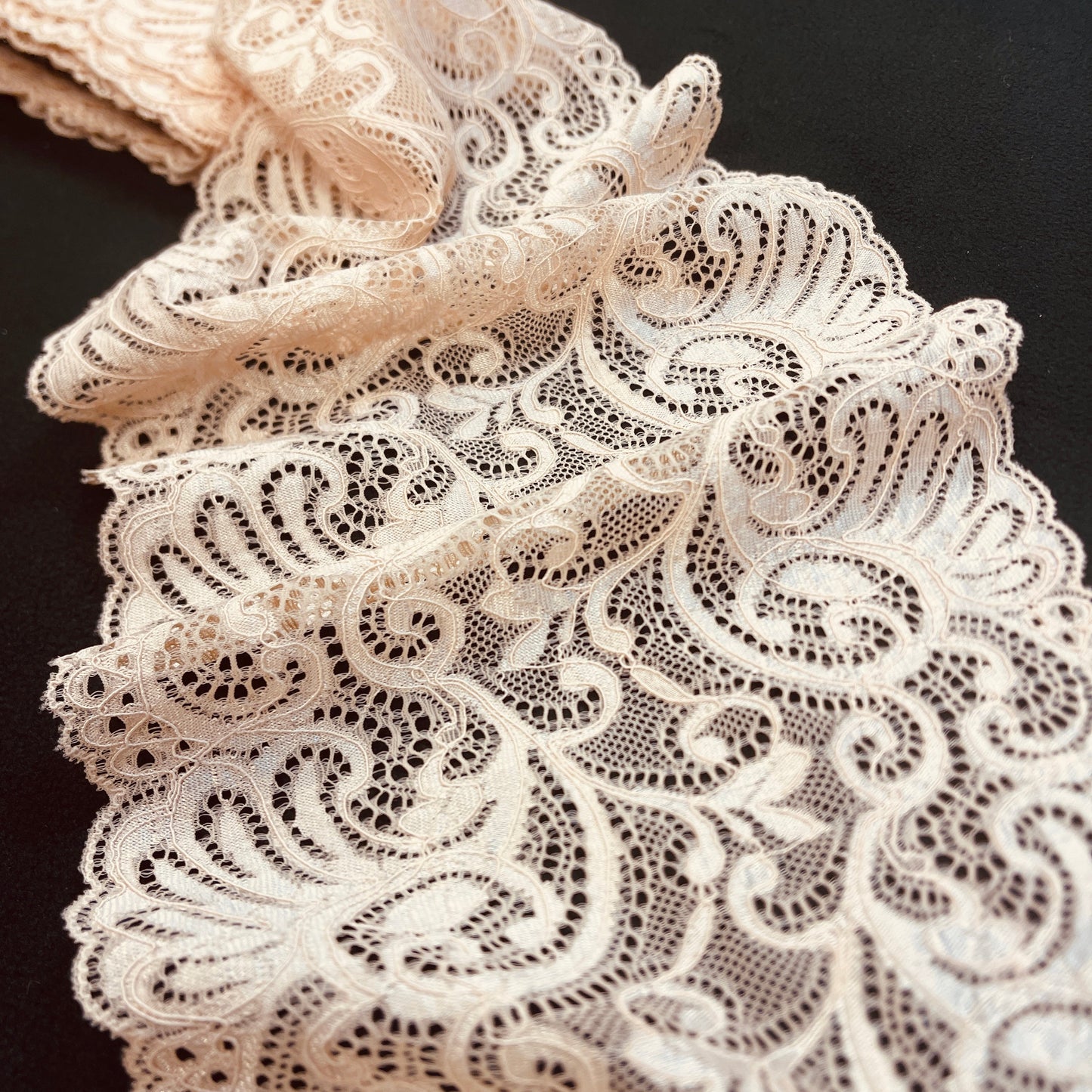 Attēls ar Elastīgā mežģīne 20 cm - latte – pieejams Šarlotes audumi