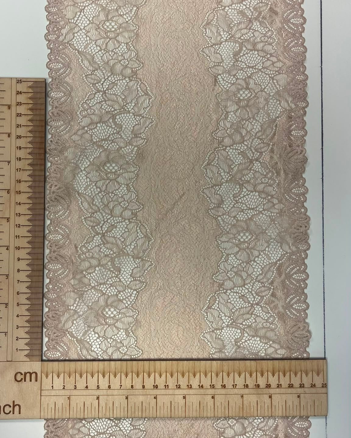 Image avec dentelle élastique 24 cm, ton chair – disponible en ligne chez Šarlotes audumi