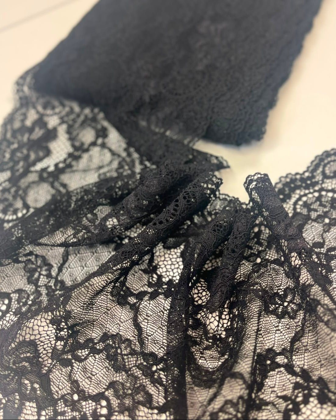 Image de dentelle fine élastique 18 cm-noire – disponible en ligne chez Tissus de Charlotte