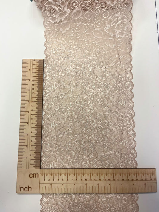 Attēls ar Elastīga ziedu mežģīne 21 cm-nude – pieejams internetā Šarlotes audumi