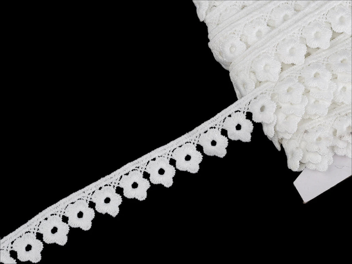 Image of Guipure lace 17 mm – white and black – available online at Šarlotes audumi