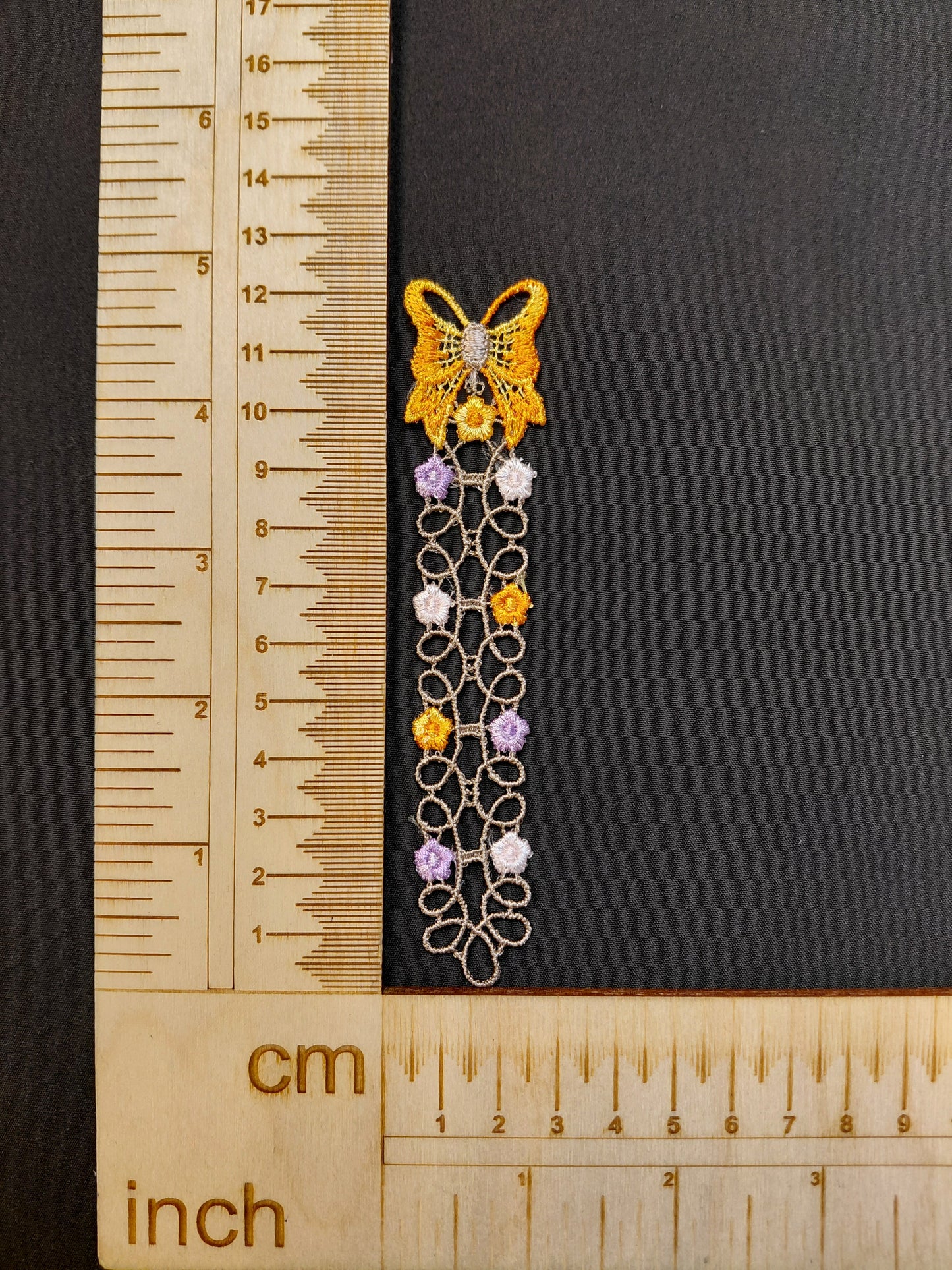 Image avec patch/écusson à coudre 12 x 2 cm – disponible chez Šarlotes audumi