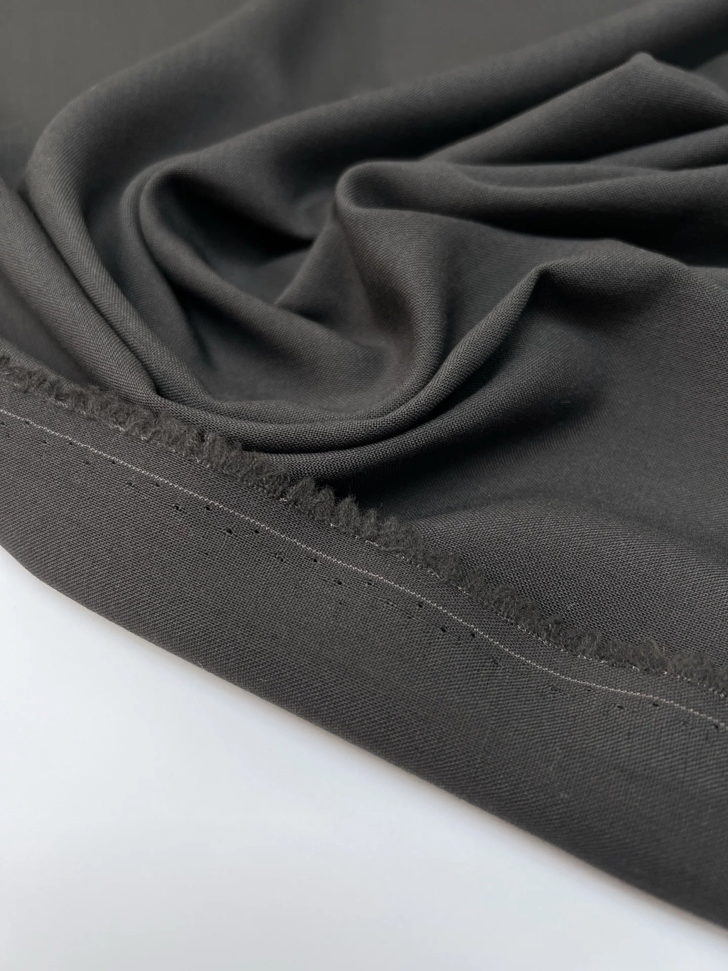 Image de tissu italien 100 % laine gris 150 g/m2 – disponible chez Šarlotes audumi