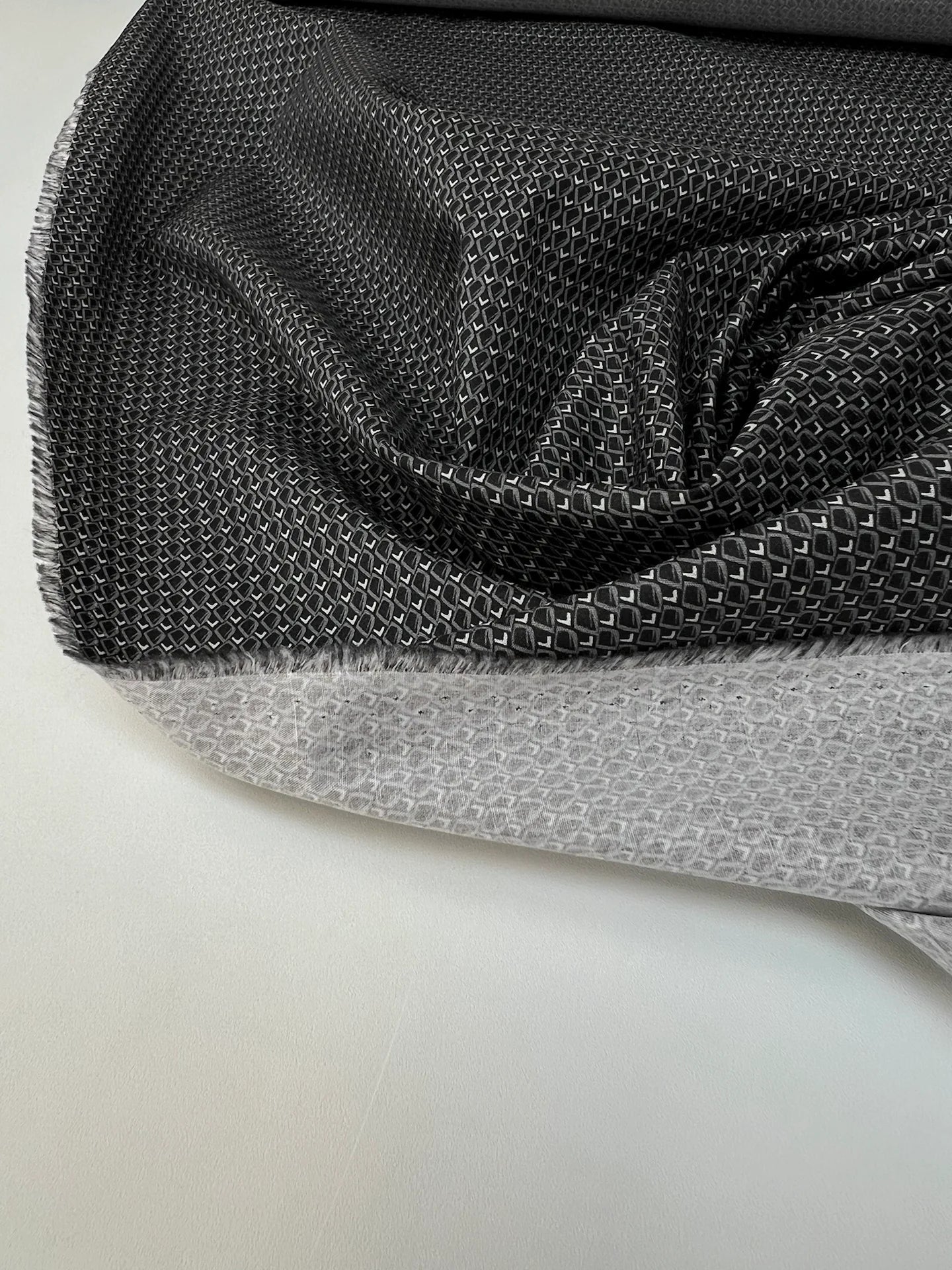 alt
Image of Italian printed cotton poplin fabric – grey geometric pattern | 100% cotton | 100 g/m² | 147 cm – available at Šarlotes audumi