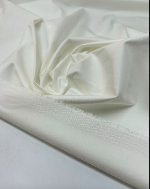 Image de tissu italien en coton et élasthanne blanc beurre 150 g/m2 – disponible chez Šarlotes audumi