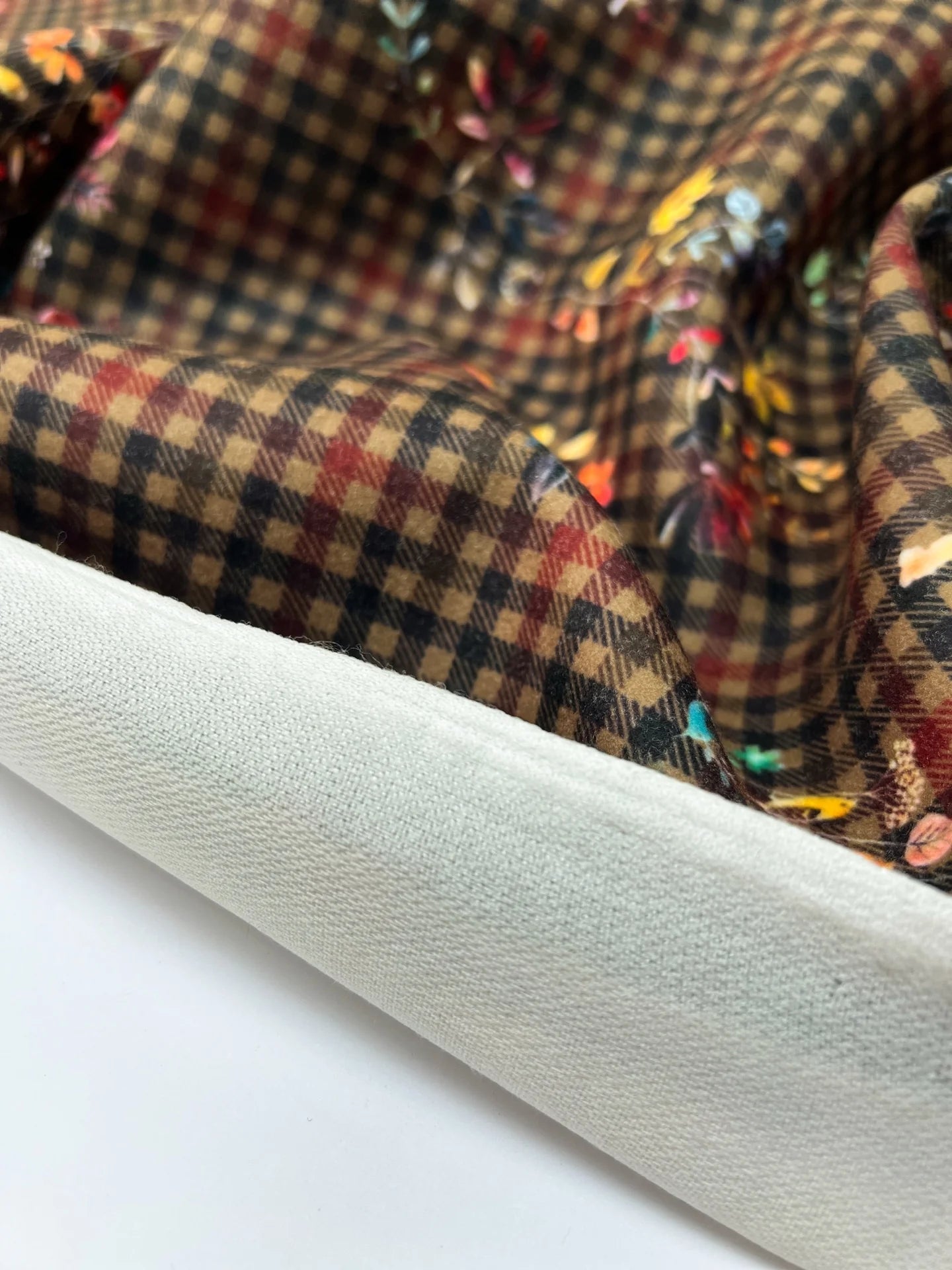 Image de tissu tweed italien pour manteaux – carreaux à fleurs | 50 % polyamide, 50 % polyester | 480 g/m² | 148 cm – disponible chez Šarlotes audumi
