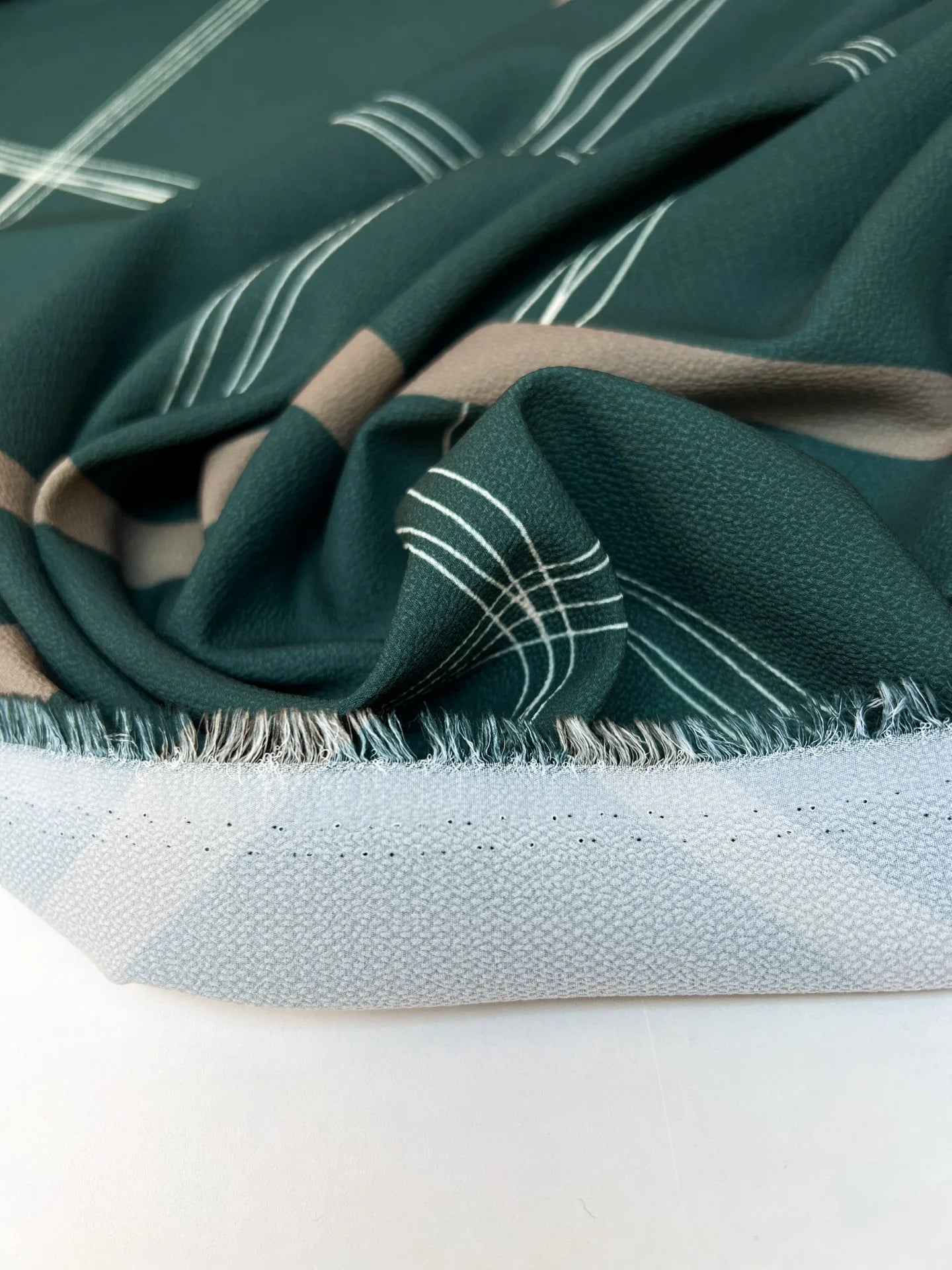 Image of Italian crepe fabric with a geometric pattern | Polyester 94% Elastane 6% | 150 cm – available at Šarlotes audumi