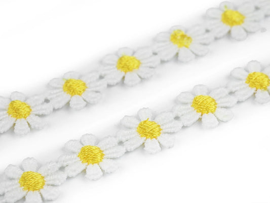 Image of embroidered decorative ribbon with daisies 15 mm – available at Šarlotes audumi