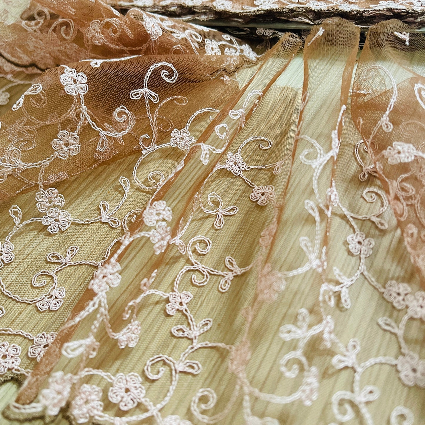 Dentelle brodée 20 cm, marron avec broderie rose – disponible chez Šarlotes audumi