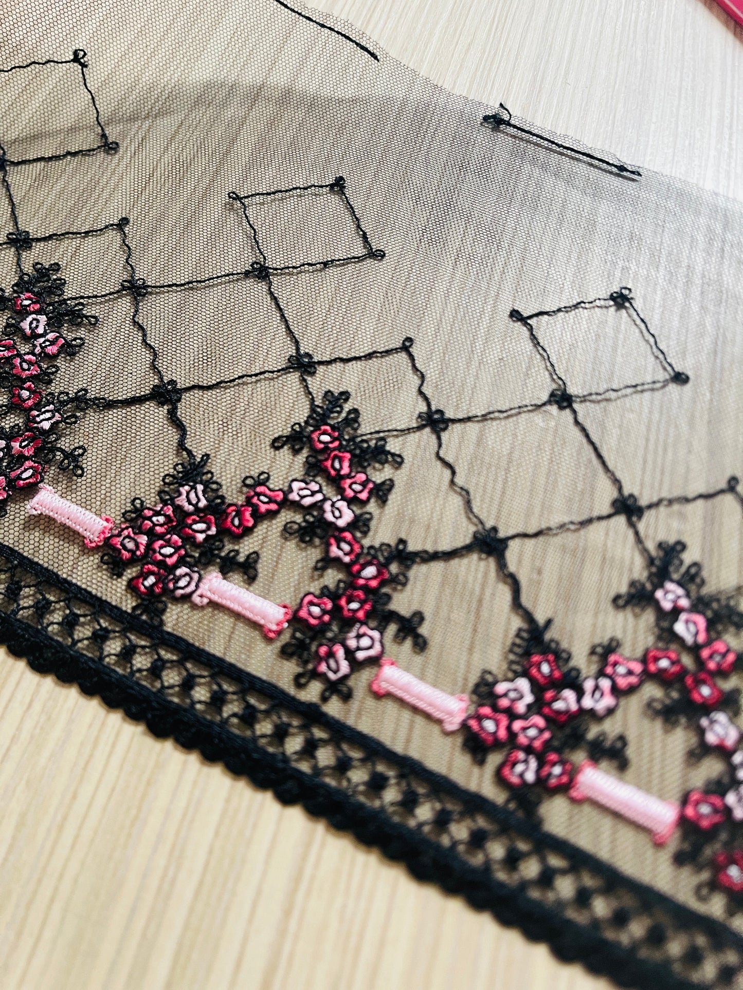Dentelle brodée 20 cm - noire et rose – disponible chez Šarlotes audumi