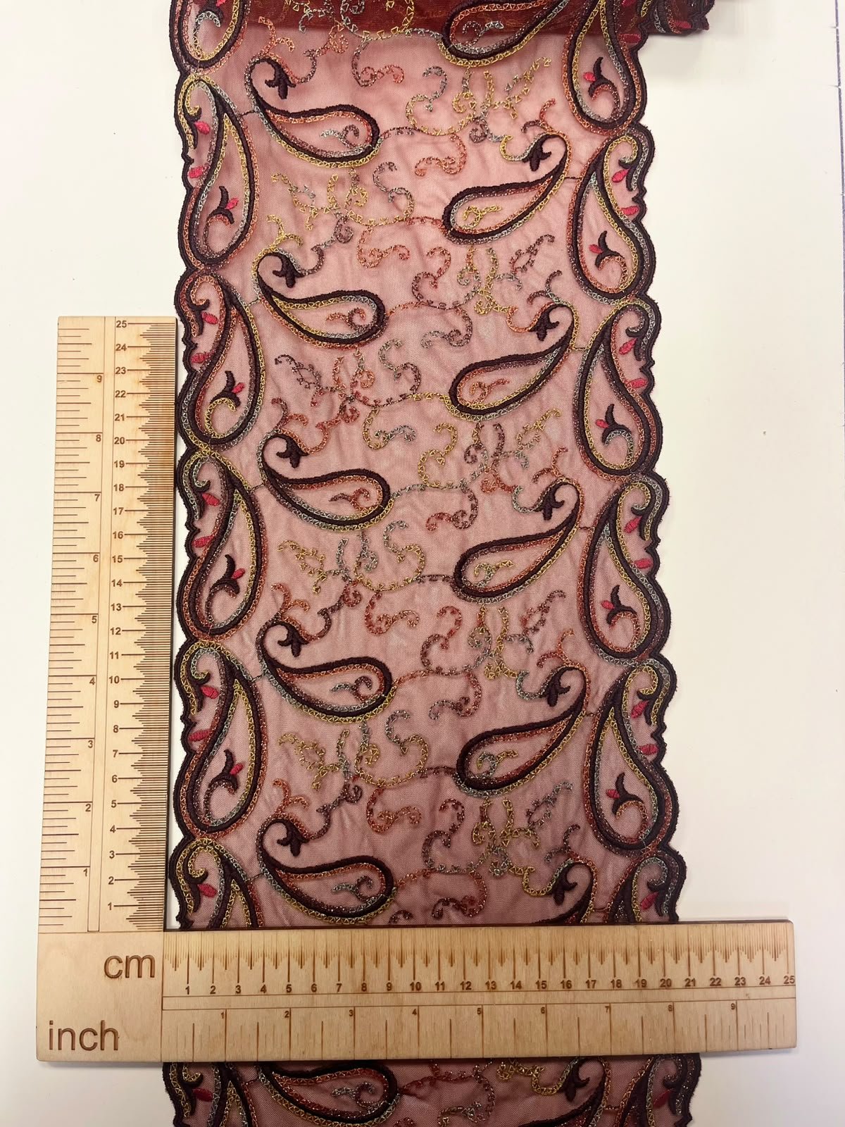 Image avec dentelle brodée 22 cm-rose foncé avec accents dorés – disponible en ligne chez Šarlotes audumi