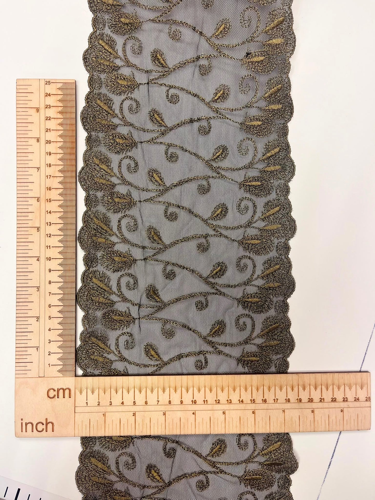 Image de dentelle brodée sur tulle 19 cm-noire avec accents dorés – disponible en ligne chez Šarlotes audumi