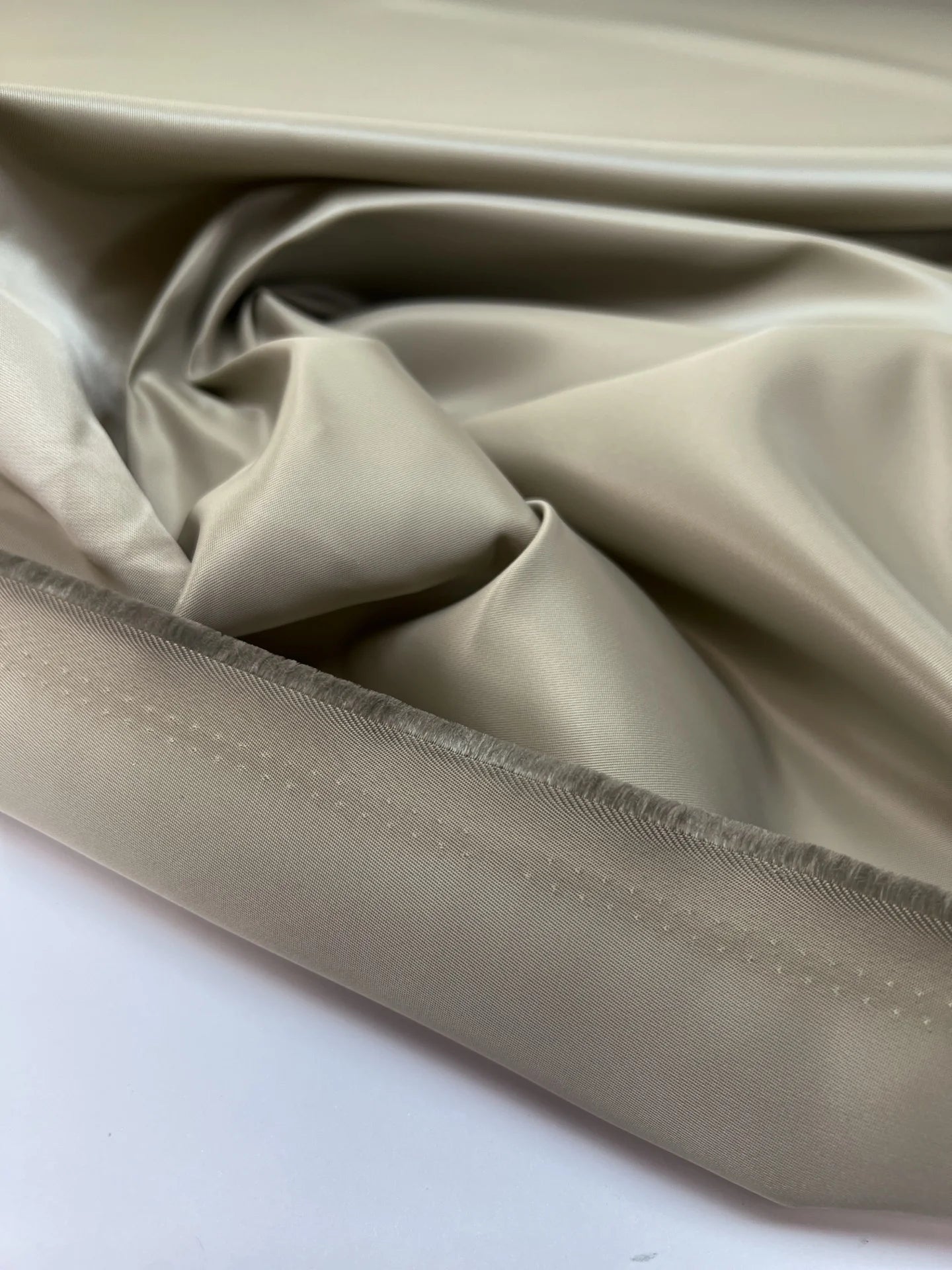 Image en tissu sergé satiné japonais – gris | 100 % polyamide | 200 g/m² | 125 cm – disponible chez Šarlotes audumi