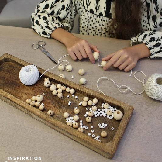 Ensemble de perles en bois dans une boîte – disponible chez Šarlotes audumi