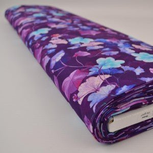 Image de lin et coton, feuilles sur fond violet, 170 g/m² – disponible chez Šarlotes audumi
