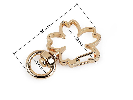 Image avec mousqueton en métal « trèfle à quatre feuilles », 8 mm, lot de 2 – disponible chez Šarlotes audumi