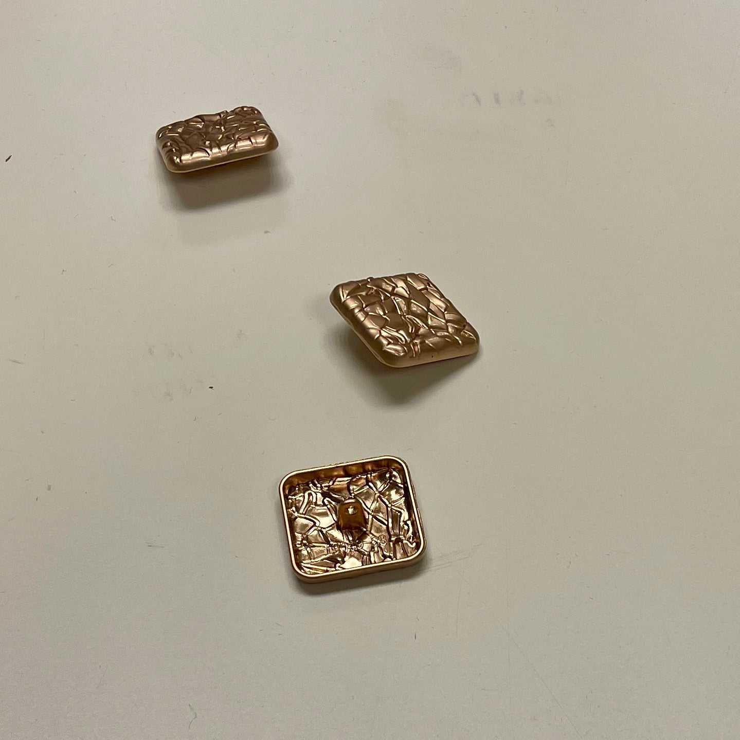 Boutons métalliques sur pied 20 mm - carré doré