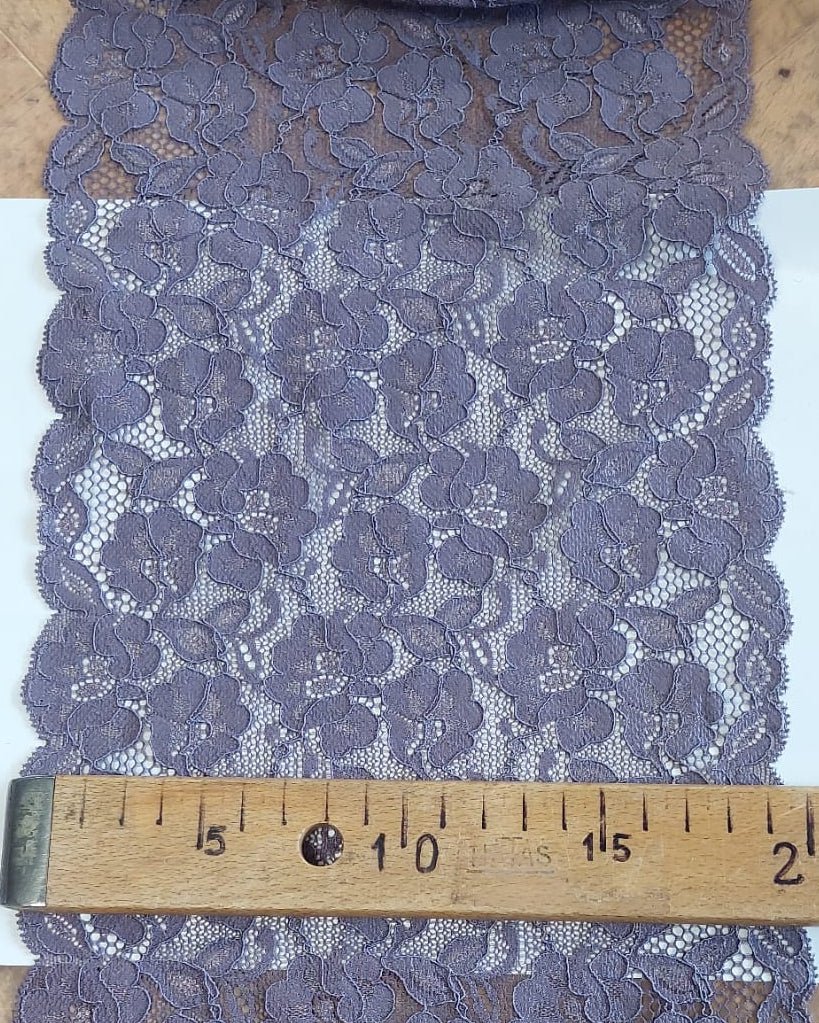 Image de dentelle 20 cm, lavande fumée – disponible en ligne chez Šarlotes audumi