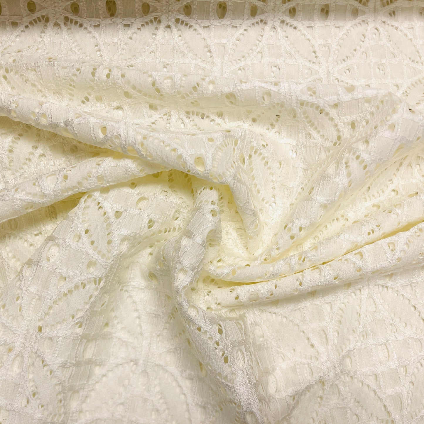 Lace fabric - milky white 150 g/m²
