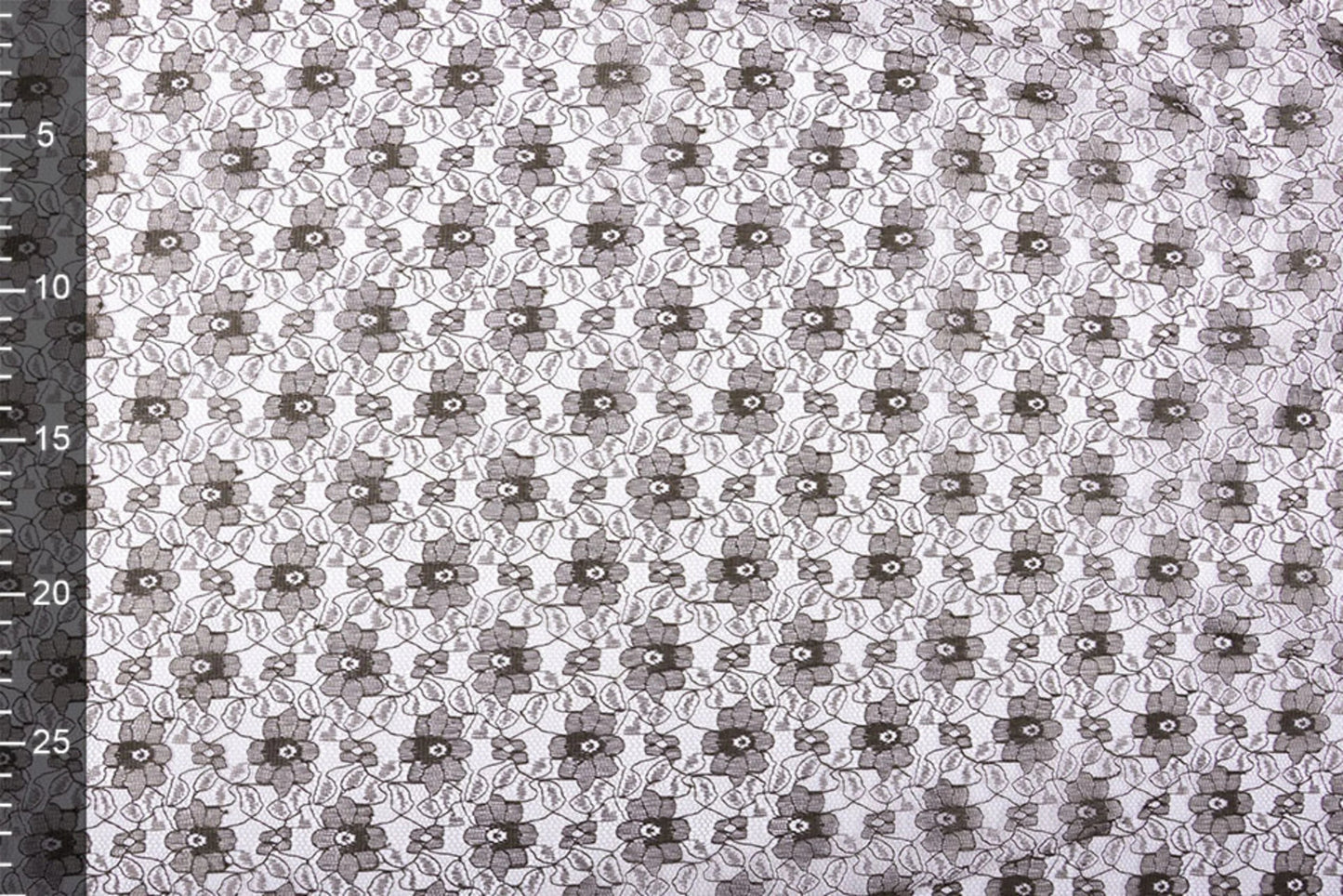 Image de tissu dentelle fin - fleurs brun chocolat 75 g/m² – disponible chez Šarlotes audumi