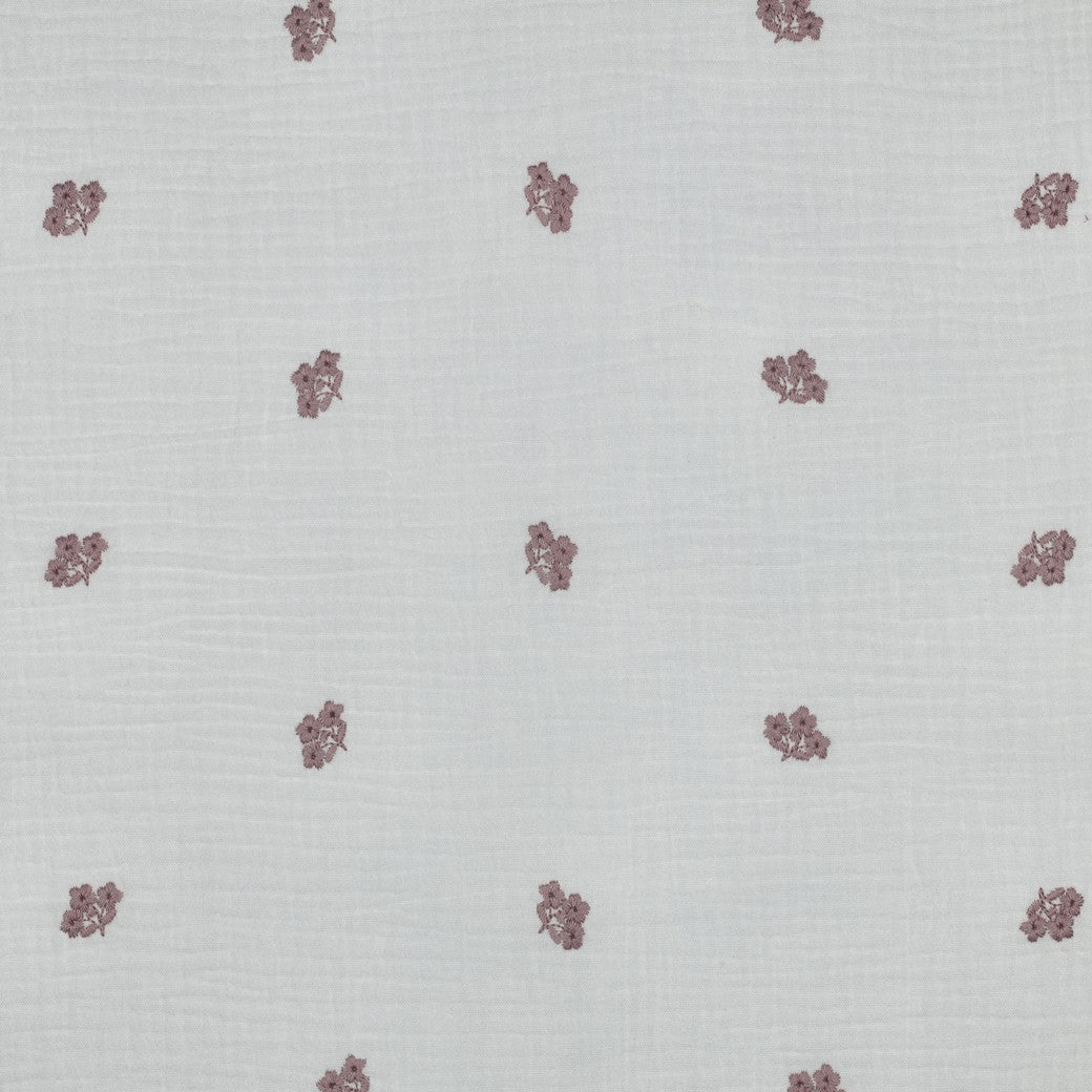 Image de mousseline à fleurs brodées 130 g/m² – disponible chez Šarlotes audumi