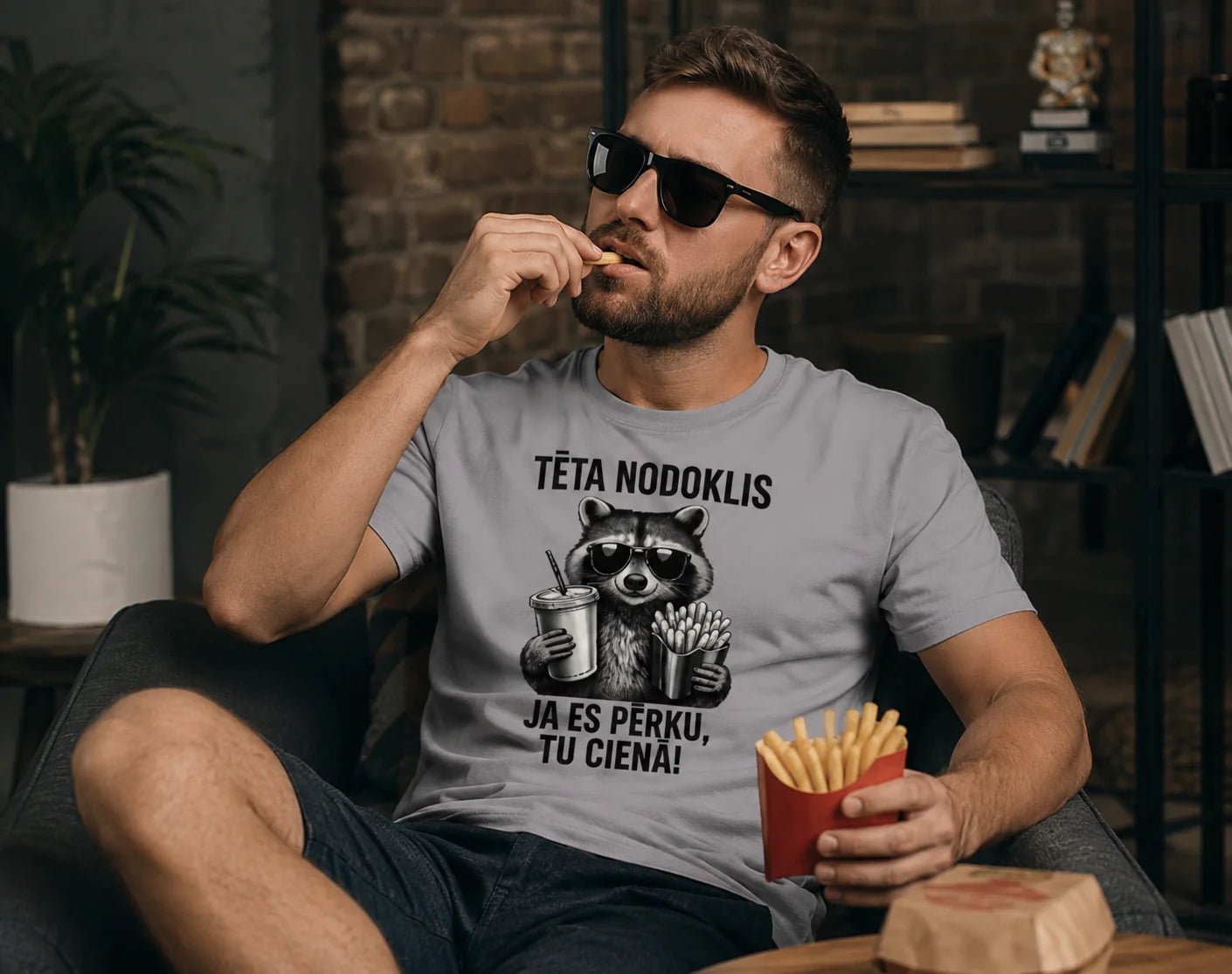 Image du T-shirt en coton bio « Taxe de papa » – disponible en ligne chez Šarlotes audumi