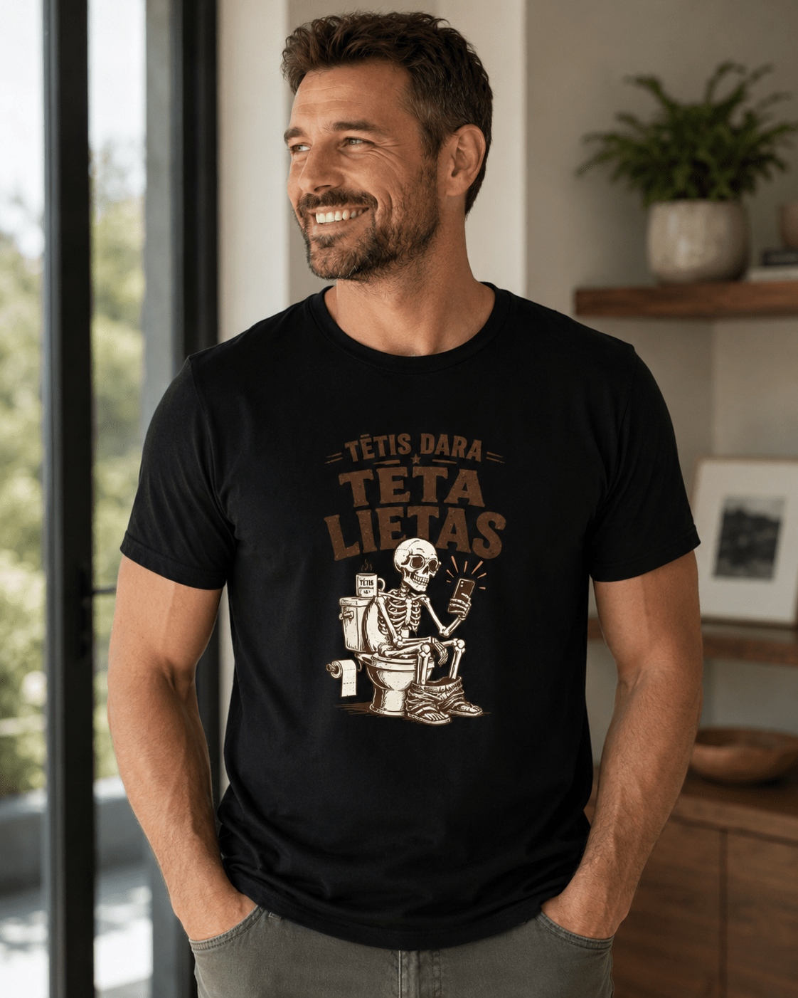 Image du T-shirt en coton biologique "Papa fait des trucs de papa" – disponible en ligne chez Šarlotes audumi