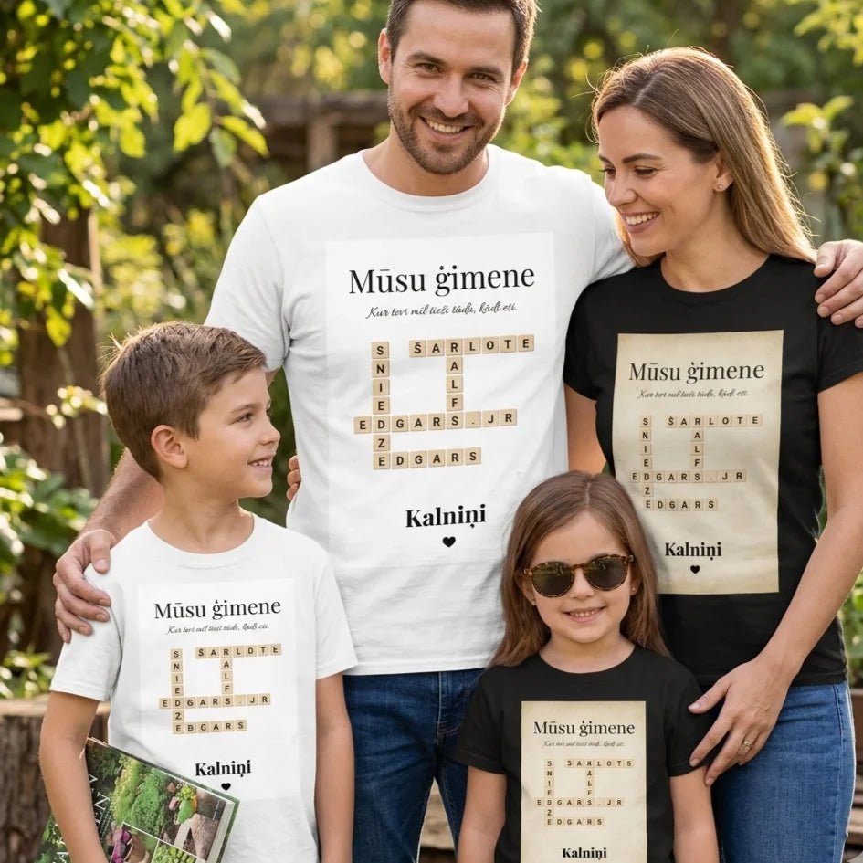 Image d’un t-shirt familial personnalisé style « Scrabble » – disponible chez Šarlotes audumi