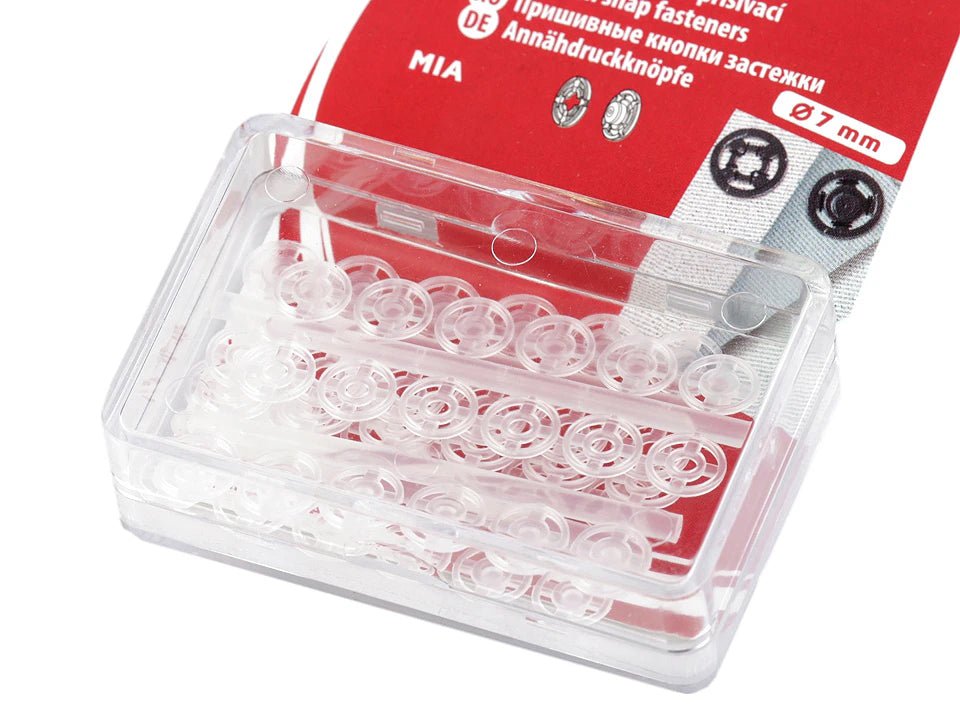 Attēls ar Piešujamas caurspīdīgas plastmasas spiedpogas – 7 mm, 10 mm, 13 mm un 15 mm – pieejams internetā Šarlotes audumi