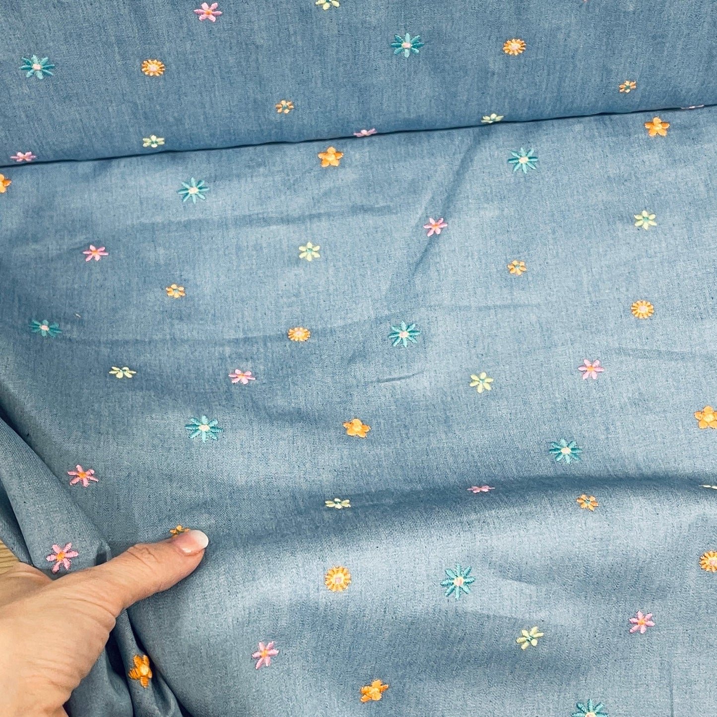 alt
Image of lightweight denim fabric for dresses, shirts with embroidered flowers 135 g/m² – available at Charlotte's Fabrics